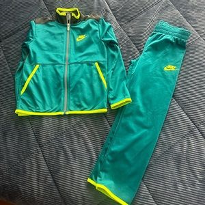 Nike jogger Boys Size 7 Like New